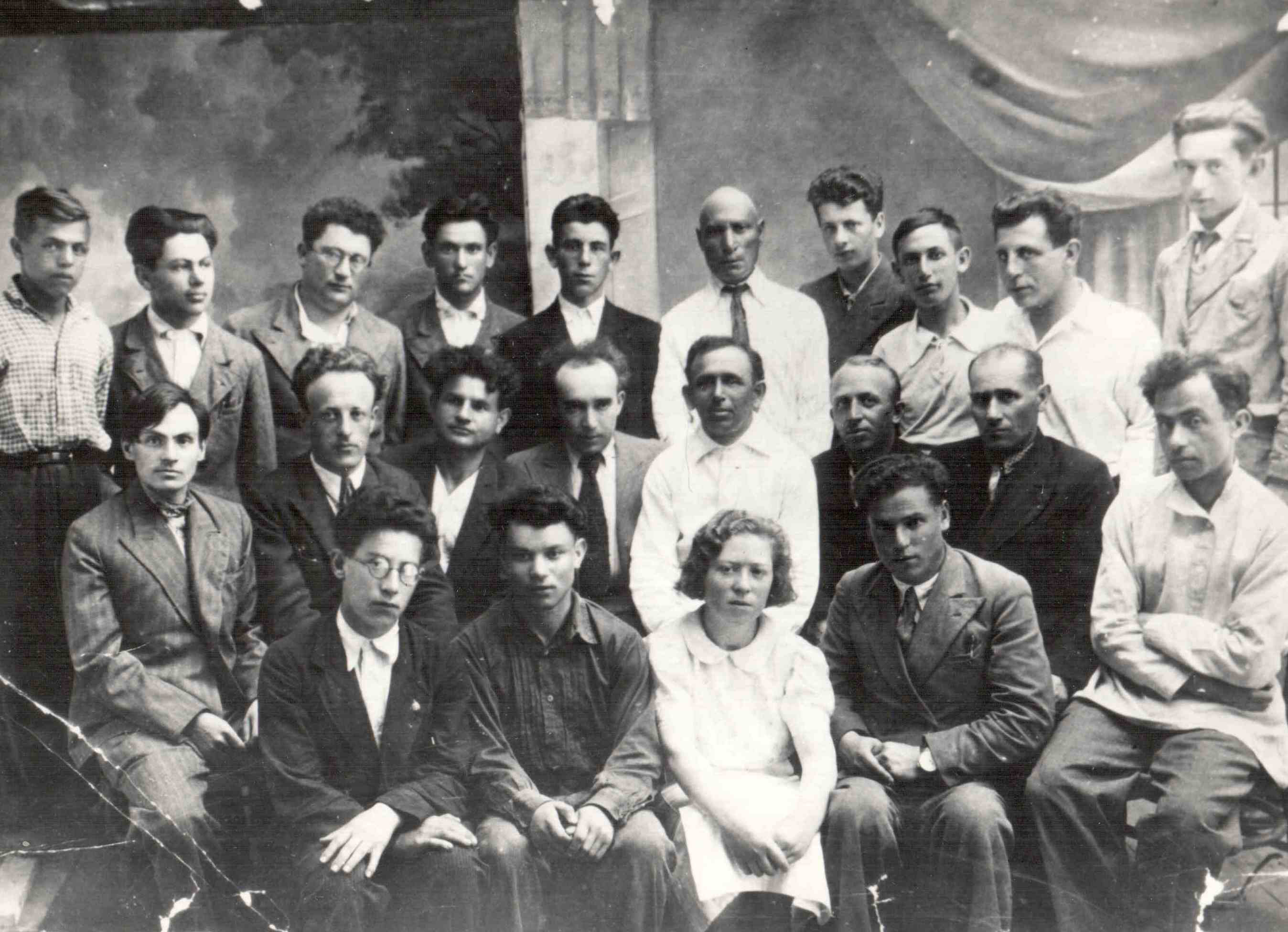 Члены литературной студии ЕАО. Биробиджан 1930-е гг. Э. Казакевич крайний слева в первом ряду