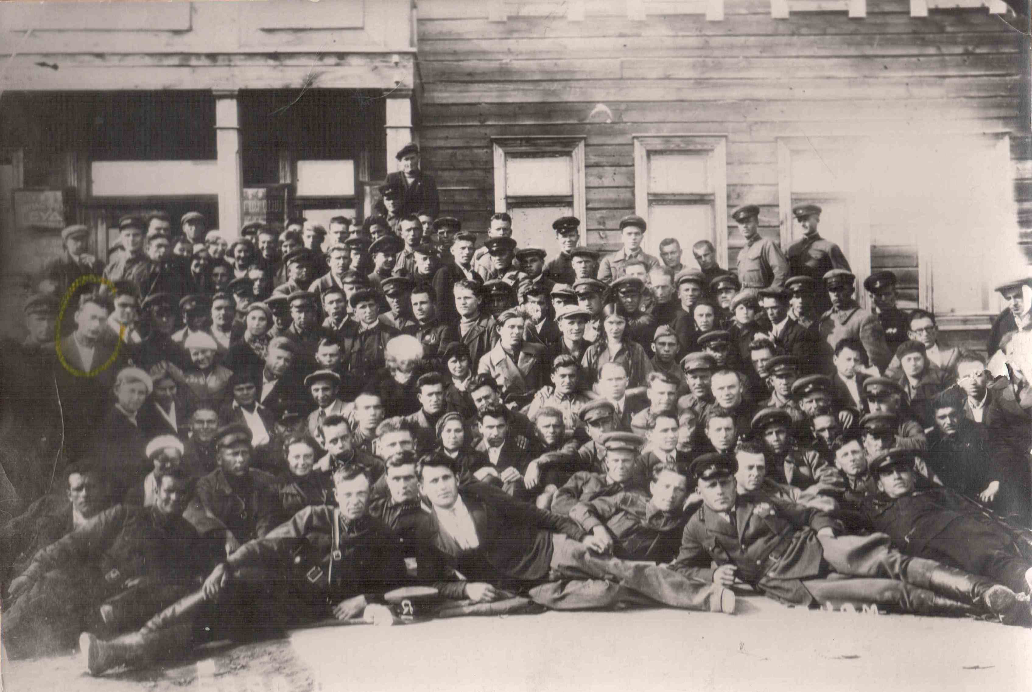 Делегаты II областной комсомольской конференции. 1937 г. Э. Казакевич крайний слева (обведен желтым карандашом)