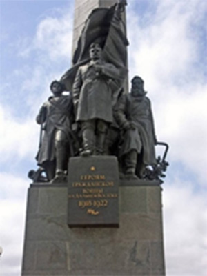 Памятник на Комсомольской площади Хабаровска